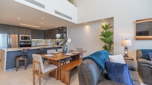 Un appartement moderne comprenant une cuisine, un coin repas et un salon.