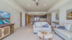 Smart-TV, DVD-Player, Bücher, Stereoanlage