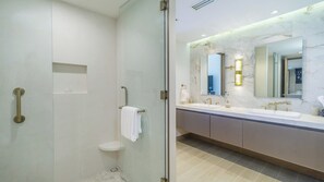 Shower, hair dryer, towels - One 902 – Discover First-Class Amenities and Coastal Beauty on the Sea of Cortez (Puerto Peñasco)