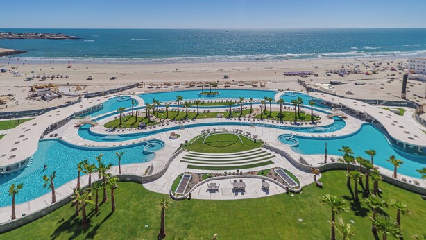 Un complexe hôtelier doté de plusieurs piscines, d’une plage et offrant une vue sur l’océan.