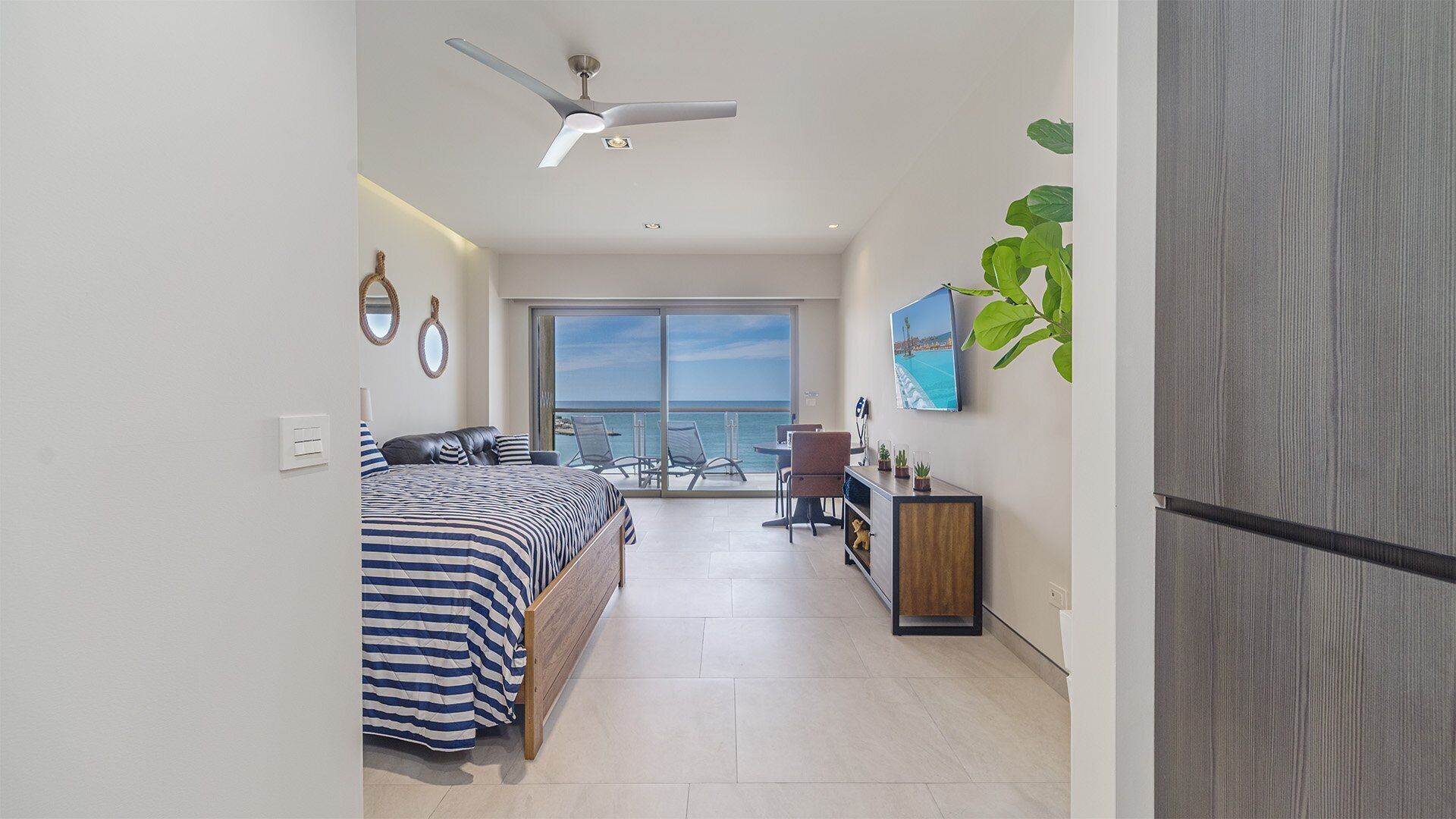 Tabla de planchar con plancha, wifi gratis, ropa de cama