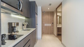Refrigerador, microondas, parrilla de estufa y cafetera y tetera 