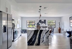 Réfrigérateur, four à micro-ondes, un four, surface de cuisson