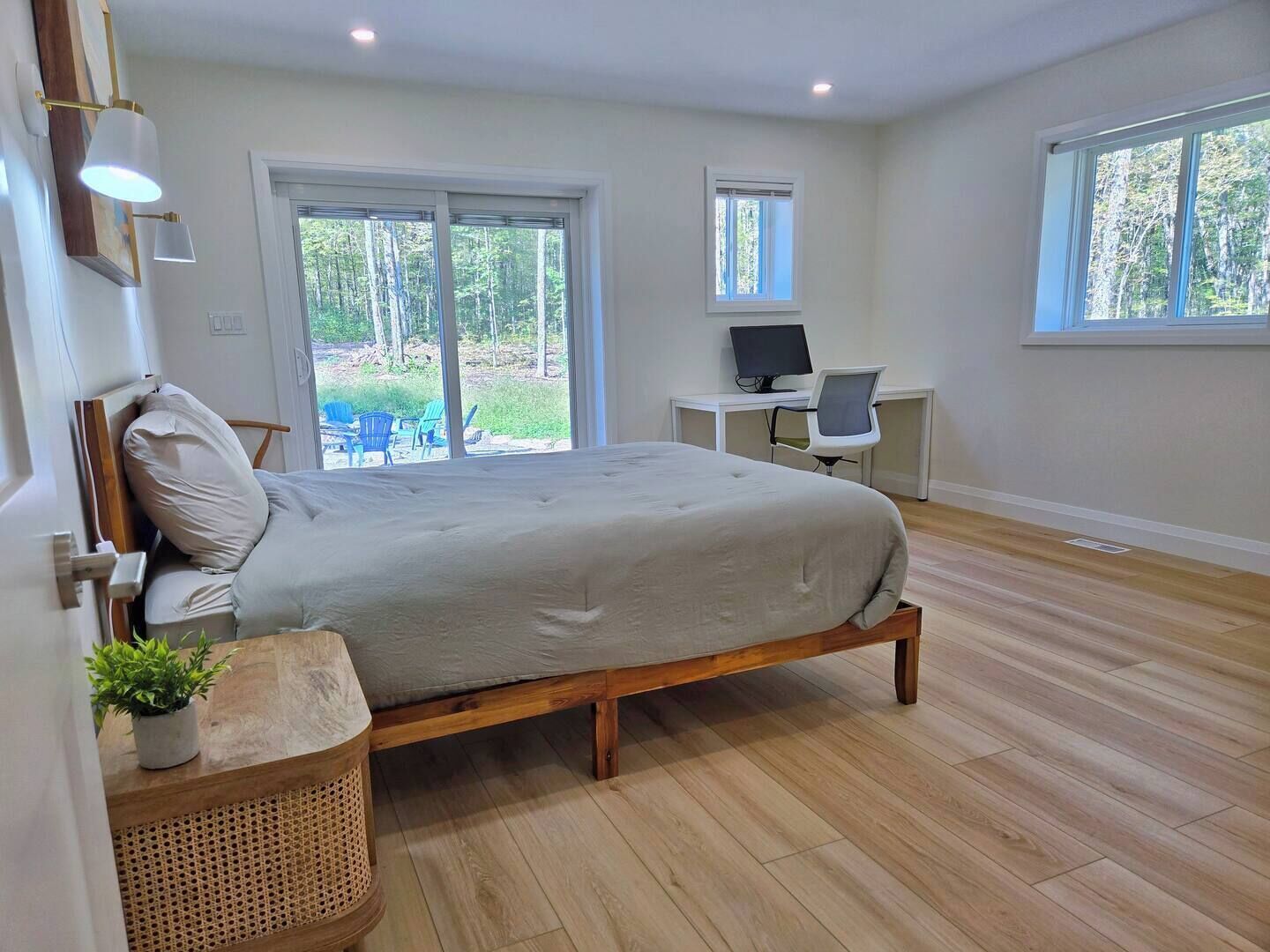 3 chambres, bureau, fer et planche à repasser, lit parapluie