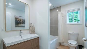 Articles de toilette écologiques, séchoir à cheveux, serviettes fournies