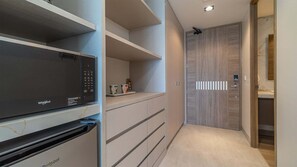 Eine moderne Küche mit einem Whirlpool-Kühlschrank, eingebauten Regalen und einer Holztür.