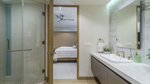 Dusche, Haartrockner, Handtücher
