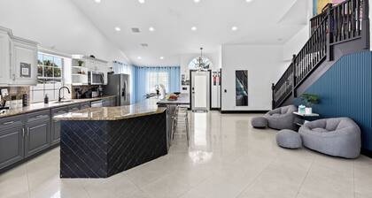 Luxury Oasis for 11: Pool & Games, 15 Min to Beach