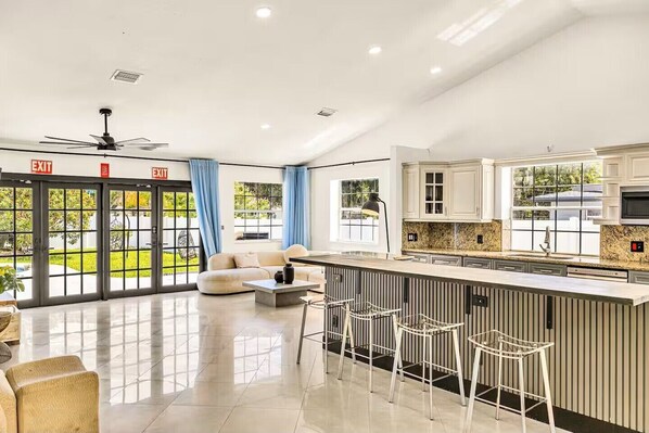 Fridge, microwave, oven, stovetop - Luxury Oasis for 11: Pool & Games, 15 Min to Beach (Fort Lauderdale)