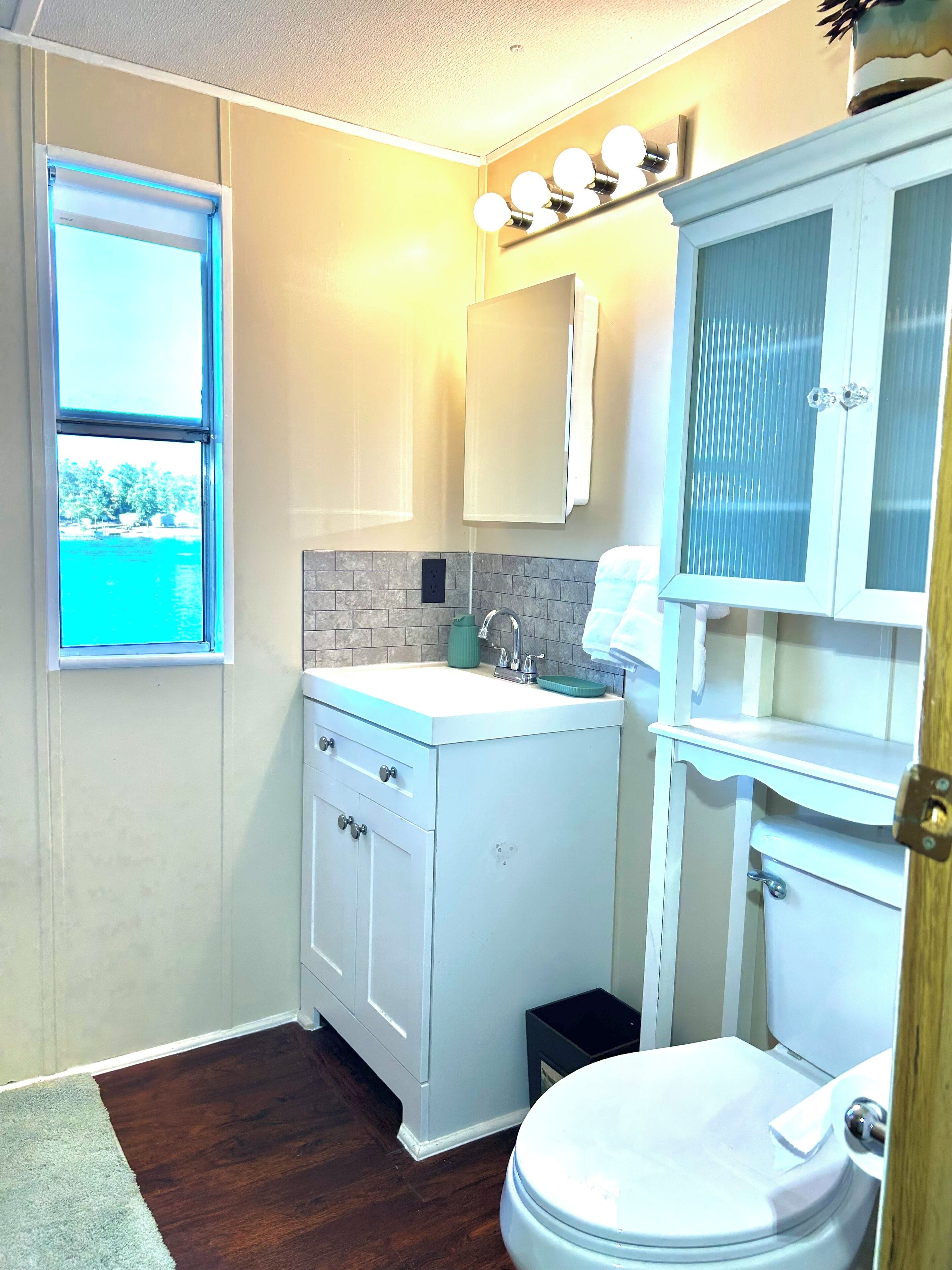 Een haardroger, handdoeken, zeep, shampoo