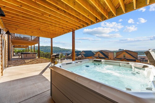 Log Cabin with Gorgeous Table Rock Views-Free Attraction Tickets-Pvt Hot Tub & Firepit-Lake Access