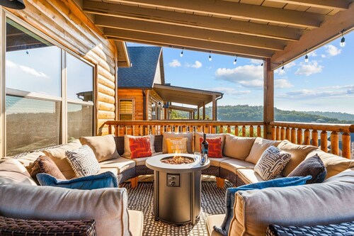 Table Rock View Log Cabin with Private Hot Tub, Firepit, Lake Access & Free Attraction Tickets