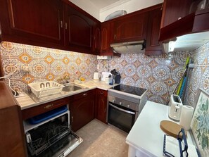 Réfrigérateur, four à micro-ondes, un four, lave-vaisselle