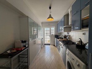 Réfrigérateur, four à micro-ondes, un four, lave-vaisselle