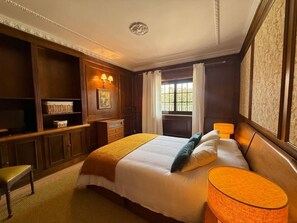 3 habitaciones, tabla de planchar con plancha y cuna de viaje 