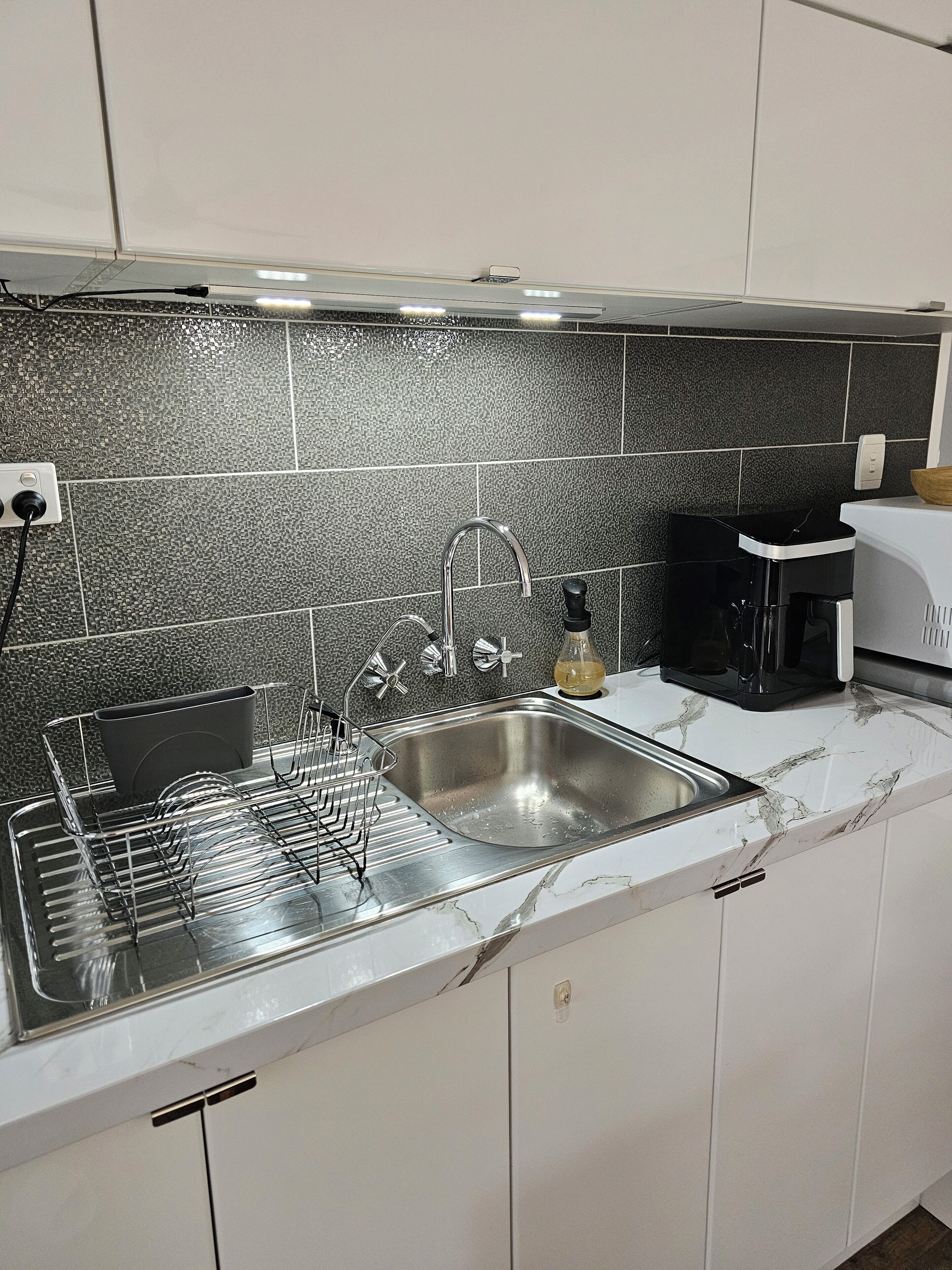 Micro-ondes, plaque de cuisson, cafetière/bouilloire