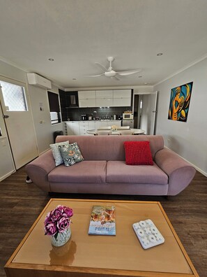 Smart TV - Easy Access to Brisbane - Gold Coast Private Guest Unit w/on-site Parking (Rochedale South)