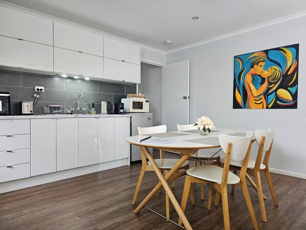 Dining - Easy Access to Brisbane - Gold Coast Private Guest Unit w/on-site Parking (Rochedale South)