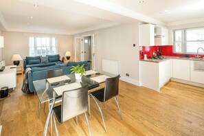 Interior - Spacious 2 Bed Flat with Garden for up to 6 (Greater London)