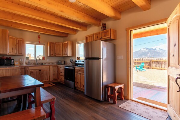 Een koelkast, een microgolfoven, een oven, een kookplaat