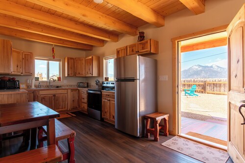 Cozy, Mtn Views, Hot Tub, Fire Pit, Enclosed Yard