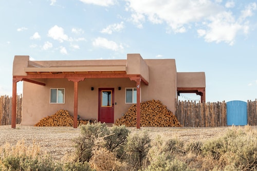Cozy, Mtn Views, Hot Tub, Fire Pit, Enclosed Yard