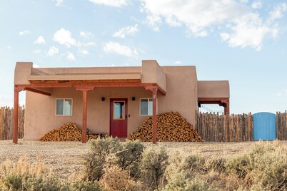 Cozy, Mtn Views, Hot Tub, Fire Pit, Enclosed Yard