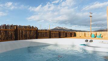 Bañera de hidromasaje al aire libre