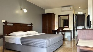 A hotel room with a bed, a desk, a mirror, and a wardrobe. - Suansin Lanna Hotel (Tak)