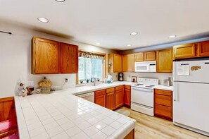 Jääkaappi, mikroaaltouuni, uuni, astianpesukone