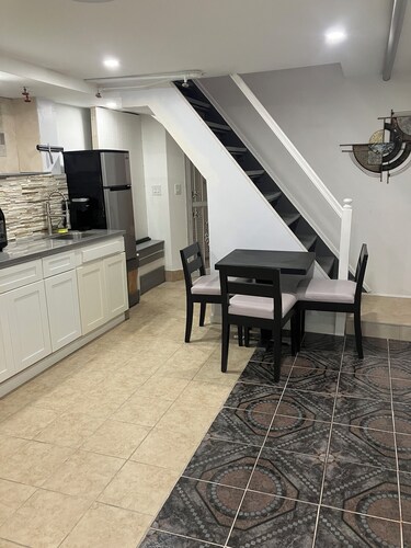 Cozy Yellow 1-bedroom apartment suite in Brooklyn
