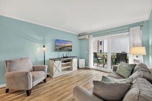 Smart TV, books - 1D Beachwood @ Forest Beach | Oceanfront | Community Pool | Prime Location (Hilton Head Island)