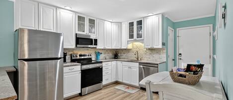 Refrigerador, microondas, horno y parrilla de estufa