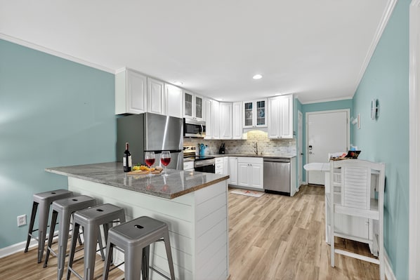 Réfrigérateur, four à micro-ondes, un four, surface de cuisson