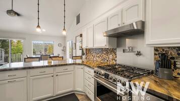 冰箱、微波炉、烤箱、炉灶