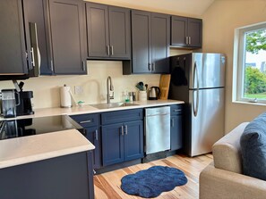 ثلاجة، ميكروويف، فرن، موقد طهي مسطح