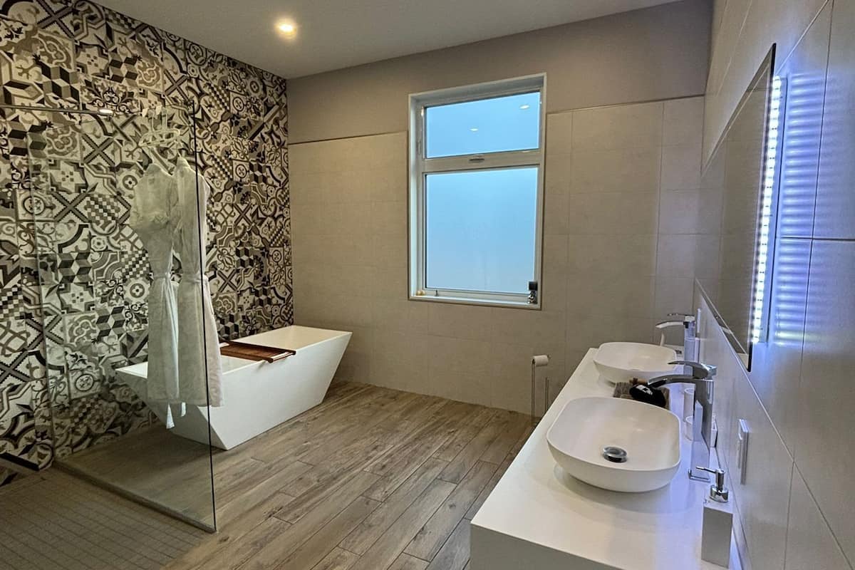Bouleaux (King) | Bathroom | Free toiletries, hair dryer, towels, soap