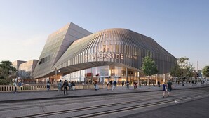 Ein modernes Riverside Theatre mit markanter, geschwungener Dachform und großzügigem Eingangsbereich.