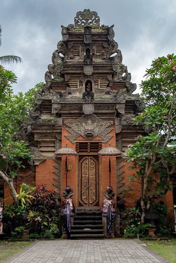 Entrada tradicional de un templo con elaboradas esculturas y un acceso central.