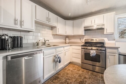 Cozy Home | Big Yard | Newly Renovated