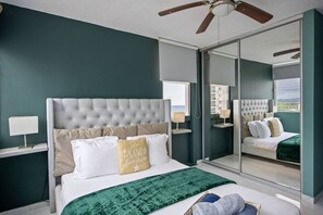 مكواة/لوح كي وسرير سفر وواي فاي وملاءات أسرّة