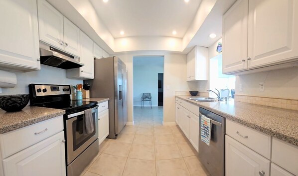 ثلاجة، ميكروويف، فرن، موقد طهي مسطح