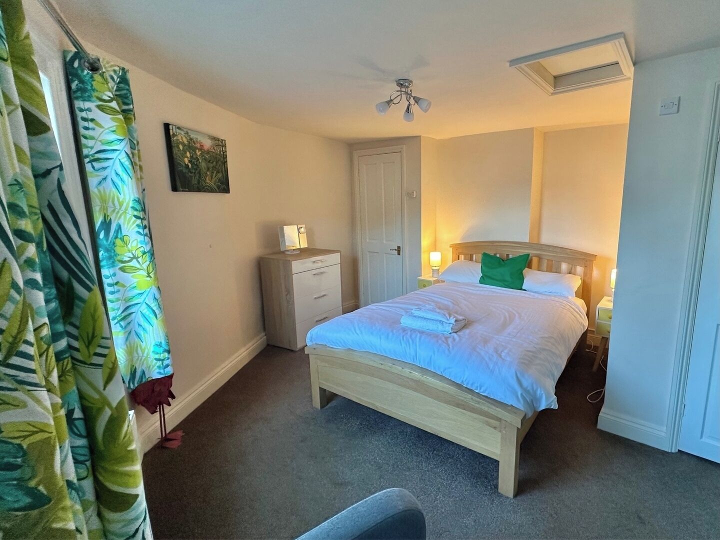 1 dormitorio, tabla de planchar con plancha, wifi y ropa de cama