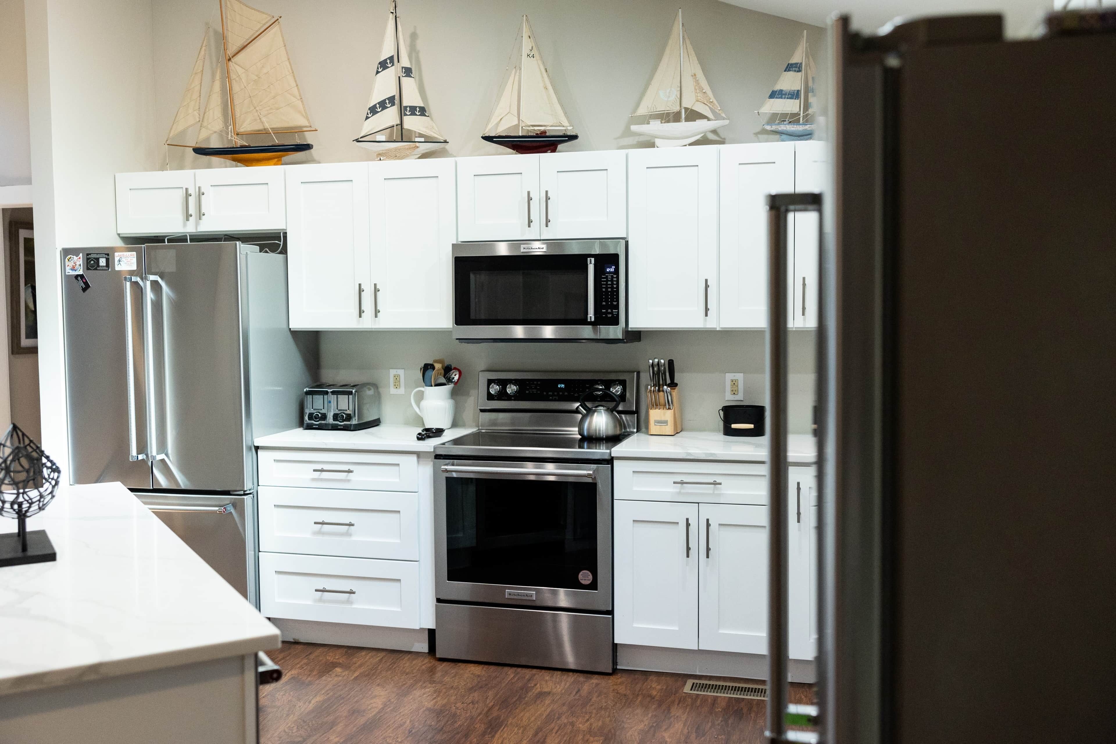 Jääkaappi, mikroaaltouuni, uuni, liesi