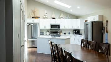 KylskÄp, mikrovÄgsugn, ugn och spishÀll