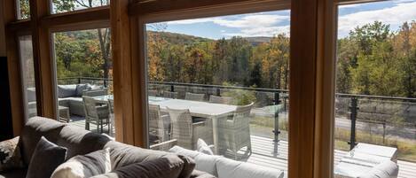 Televisión y chimenea