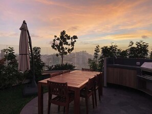 Outdoor dining - Geko |Refreshing 2BR w/Pool in heart of San Isidro (San Isidro)