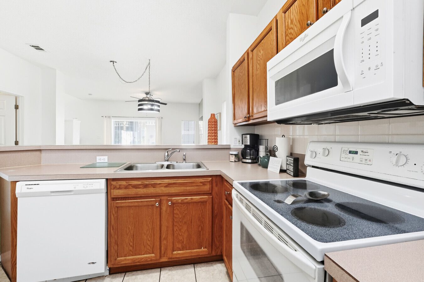 Kjøleskap, mikrobølgeovn, ovn og kokeplater