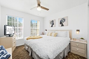 3 bedrooms, iron/ironing board, travel crib, WiFi - Resort stay~Pool Access~Peaceful Retreat~Balcony (Kissimmee)