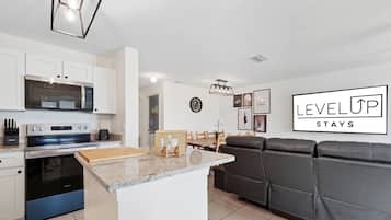 Geladeira, micro-ondas, fogão, cooktop